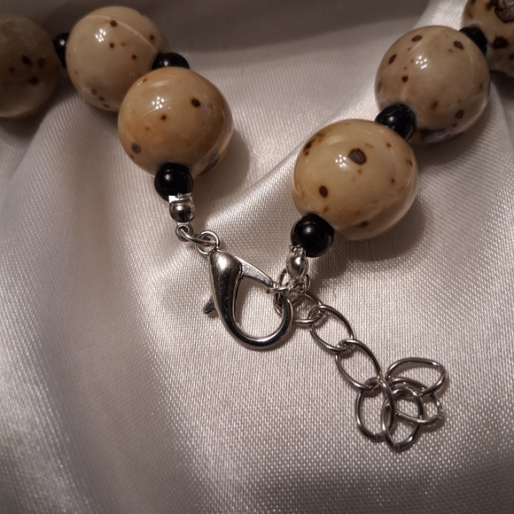Elegant Tan and Black Beaded Necklace - Picture 3 of 3
